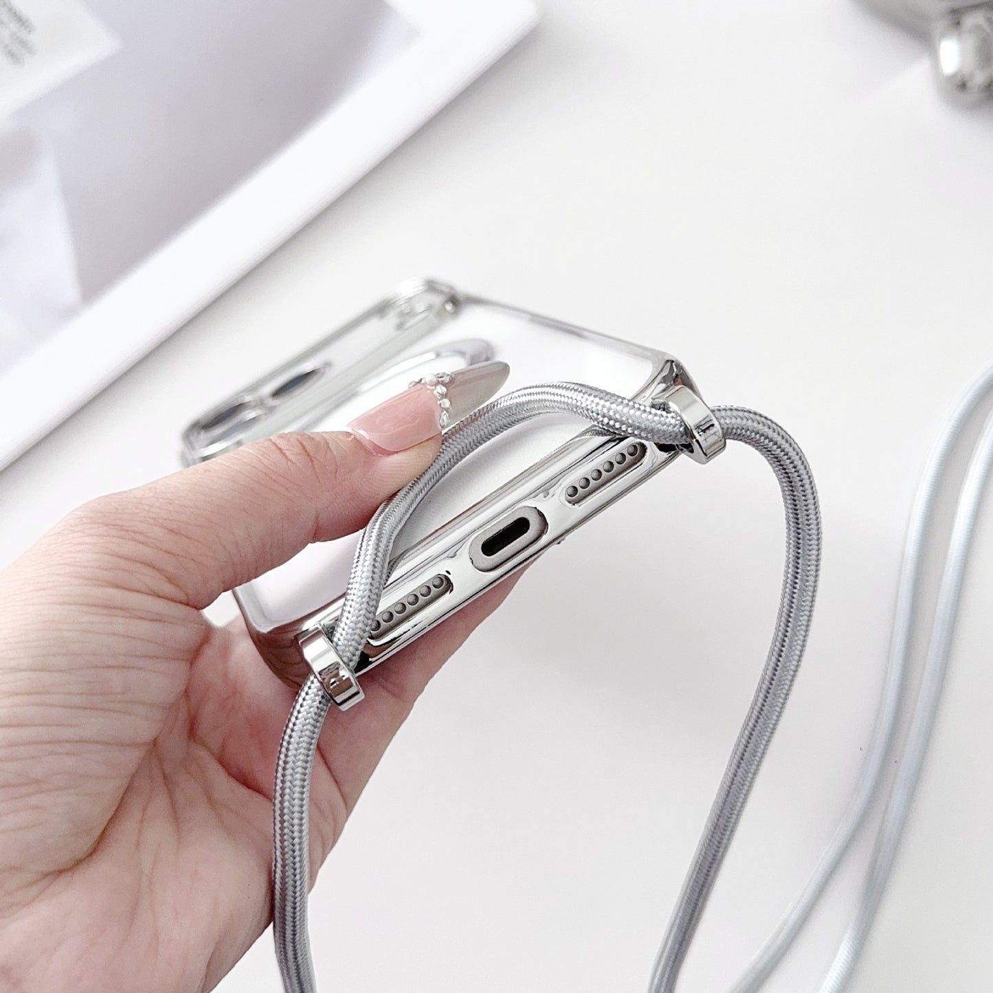 Coque de téléphone avec cordon et recharge sans fil magnétique